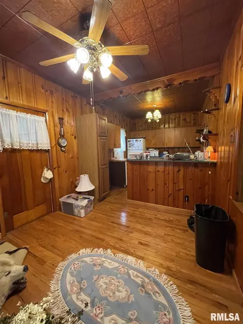 612 Basinger St, Eldorado, IL 62930 photo 8
