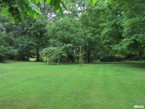604 E Bryan St, Salem, IL 62881 photo 2