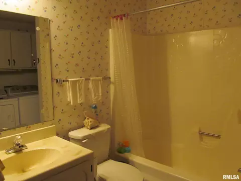 604 E Bryan St, Salem, IL 62881 photo 22