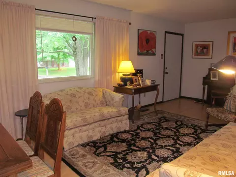 604 E Bryan St, Salem, IL 62881 photo 7