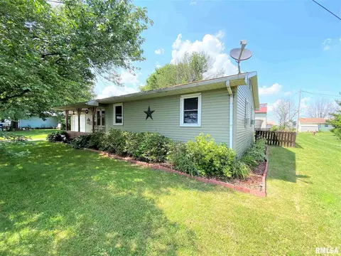 607 East Dr, Flora, IL 62839 photo 3