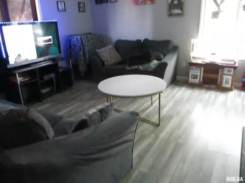 604 S 1st St, Benton, IL 62812 photo 28
