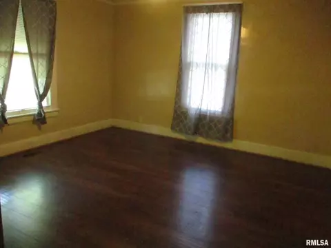 604 S 1st St, Benton, IL 62812 photo 21