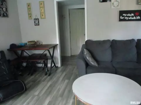 604 S 1st St, Benton, IL 62812 photo 33