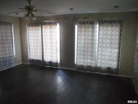 604 S 1st St, Benton, IL 62812 photo 14
