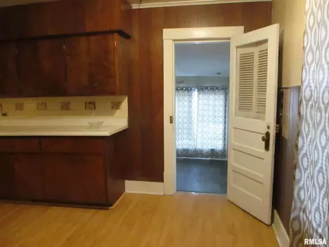 604 S 1st St, Benton, IL 62812 photo 9