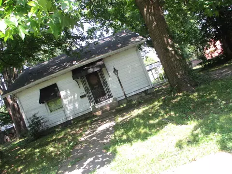 604 S 1st St, Benton, IL 62812 photo 26