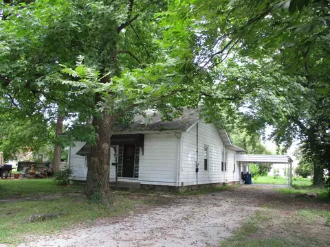 604 S 1st St, Benton, IL 62812 photo 1