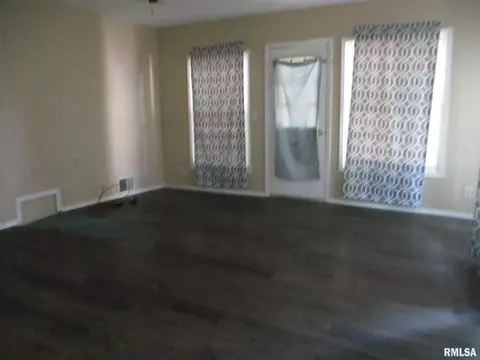 604 S 1st St, Benton, IL 62812 photo 15