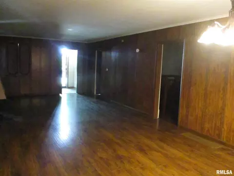 604 S 1st St, Benton, IL 62812 photo 7