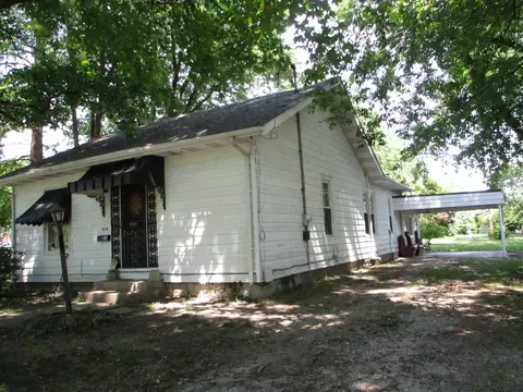 604 S 1st St, Benton, IL 62812 photo 3