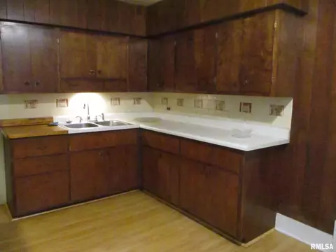 604 S 1st St, Benton, IL 62812 photo 10