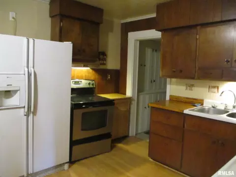 604 S 1st St, Benton, IL 62812 photo 11