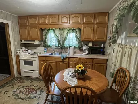 719 E Taylor St, Benton, IL 62812 photo 11