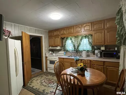 719 E Taylor St, Benton, IL 62812 photo 13