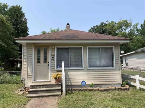 719 E Taylor St, Benton, IL 62812 photo 2