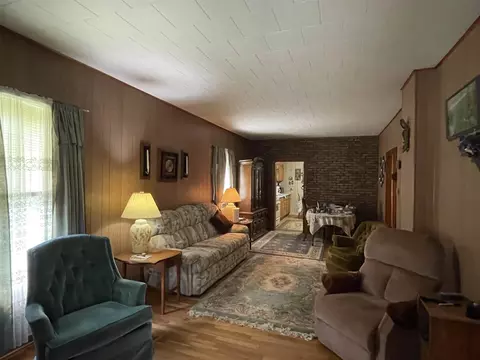 719 E Taylor St, Benton, IL 62812 photo 10