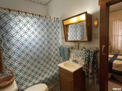 719 E Taylor St, Benton, IL 62812 photo 18
