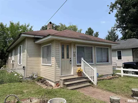 719 E Taylor St, Benton, IL 62812 photo 1
