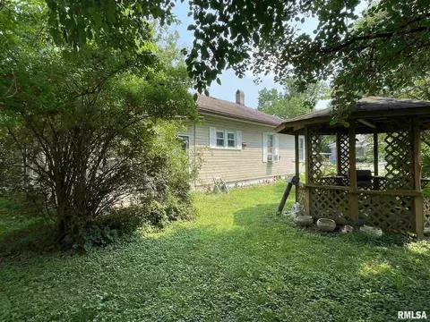 719 E Taylor St, Benton, IL 62812 photo 6