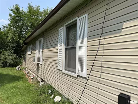 719 E Taylor St, Benton, IL 62812 photo 3