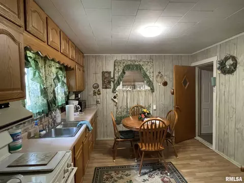719 E Taylor St, Benton, IL 62812 photo 12