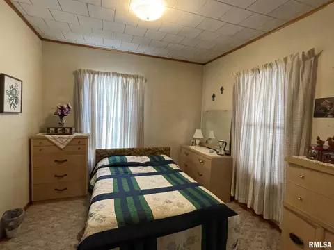 719 E Taylor St, Benton, IL 62812 photo 15