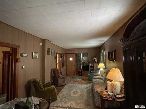 719 E Taylor St, Benton, IL 62812 photo 9