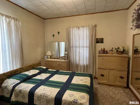 719 E Taylor St, Benton, IL 62812 photo 16
