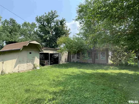 719 E Taylor St, Benton, IL 62812 photo 4