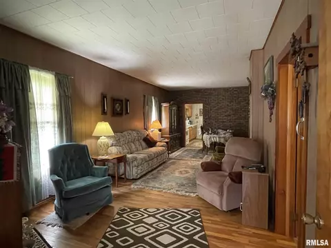 719 E Taylor St, Benton, IL 62812 photo 8