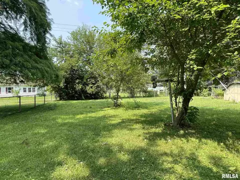 719 E Taylor St, Benton, IL 62812 photo 7