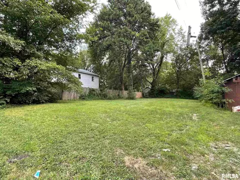 415 W Sycamore St, Carbondale, IL 62901