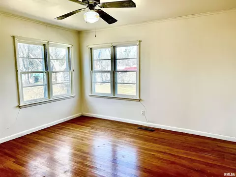531 Smith St, Benton, IL 62812 photo 9