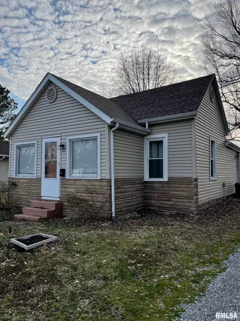 211 S 9th St, Benton, IL 62812 photo 2