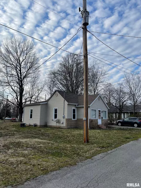 211 S 9th St, Benton, IL 62812 photo 3