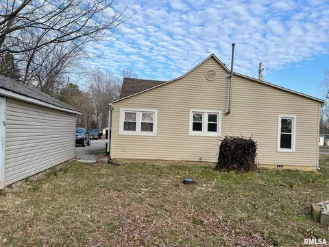 211 S 9th St, Benton, IL 62812 photo 4