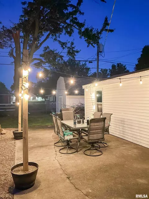 726 E 4th St, Flora, IL 62839 photo 7