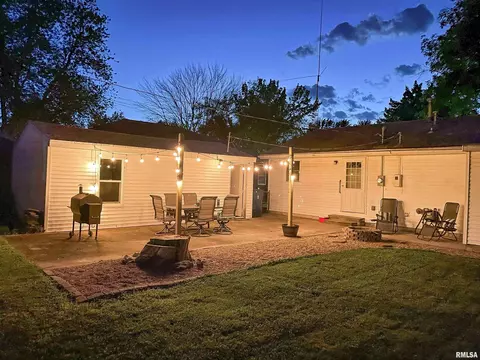 726 E 4th St, Flora, IL 62839 photo 2