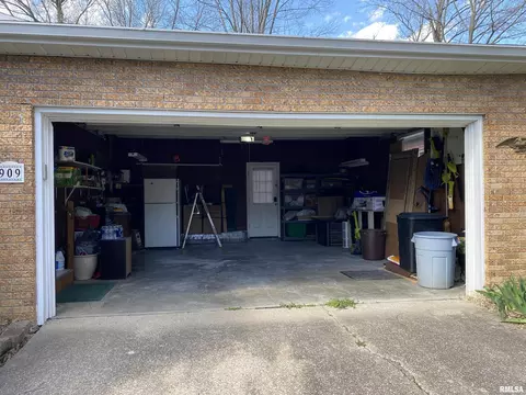 909 E Clark Trl, Herrin, IL 62948 photo 3