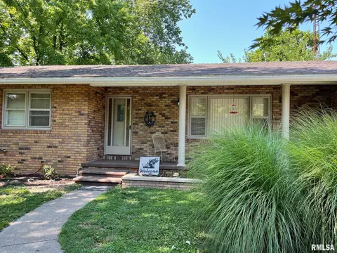 205 W George St, Buckner, IL 62819