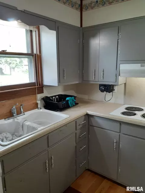 302 W Patton St, Valier, IL 62891 photo 3