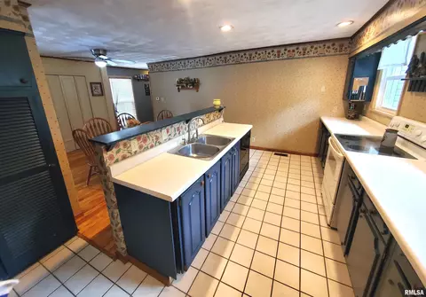 200 E Boone St, Salem, IL 62881 photo 7