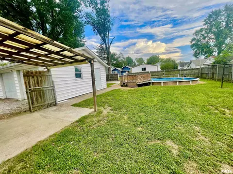 504 E Smith St, Benton, IL 62812 photo 22