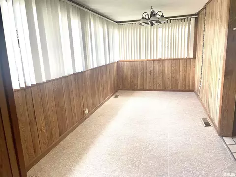 504 E Smith St, Benton, IL 62812 photo 4