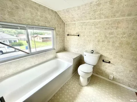 504 E Smith St, Benton, IL 62812 photo 15