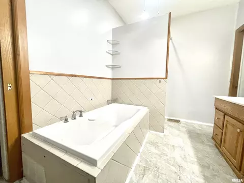 504 E Smith St, Benton, IL 62812 photo 10