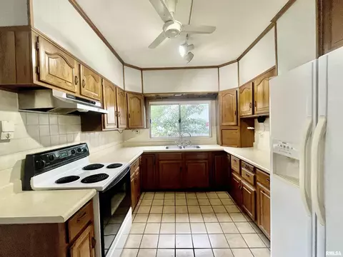 504 E Smith St, Benton, IL 62812 photo 3