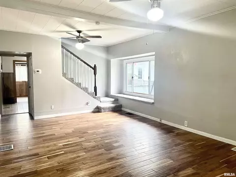 504 E Smith St, Benton, IL 62812 photo 2