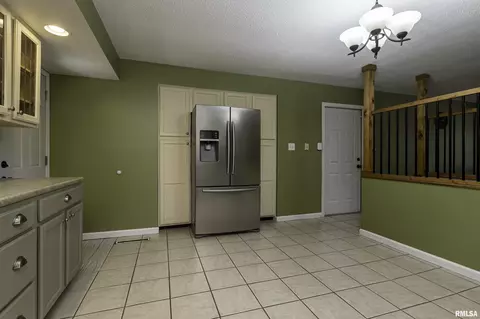 905 E Clark Trl, Herrin, IL 62948 photo 8